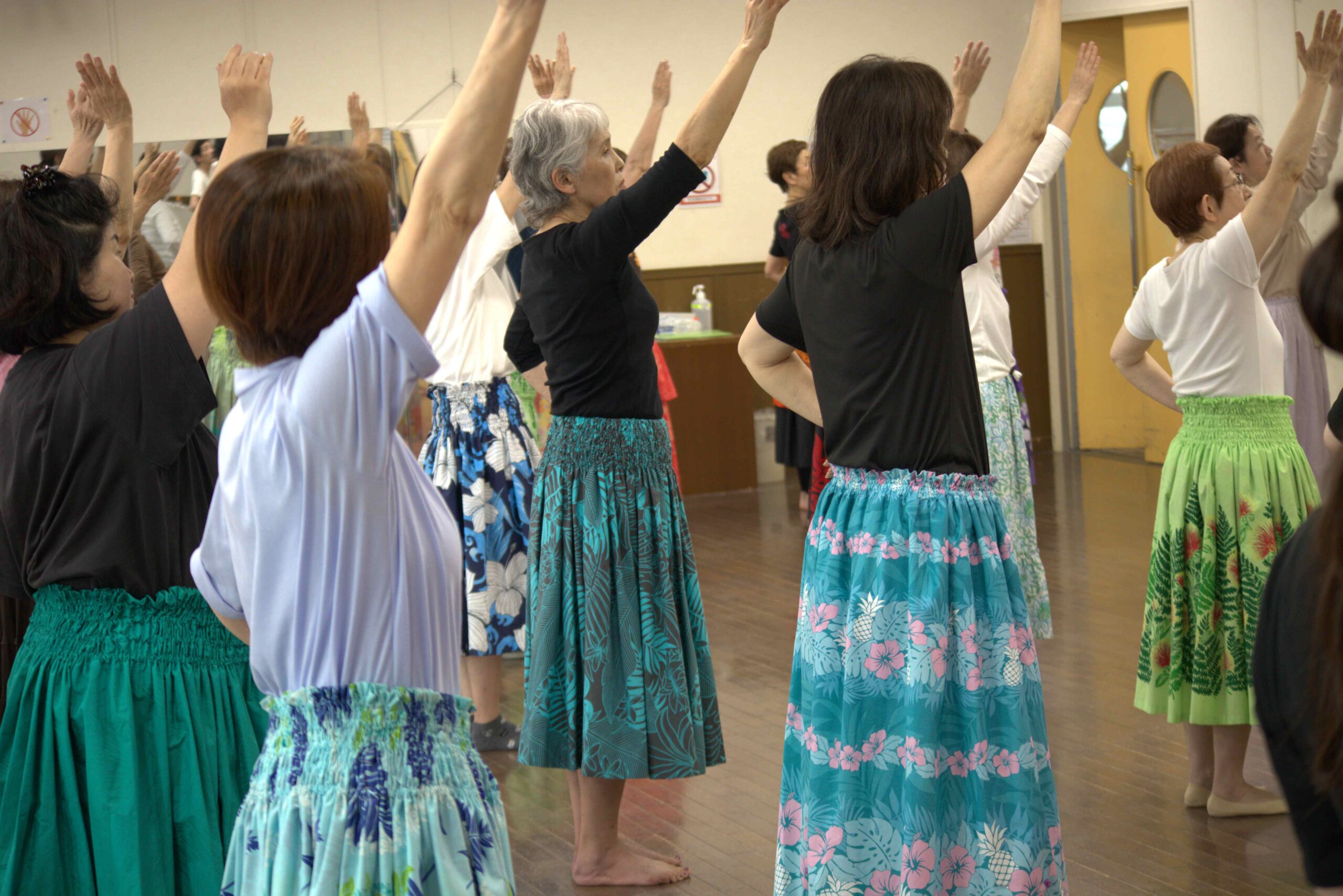 フラダンスの2回目の授業が開かれました。4月18日（金）